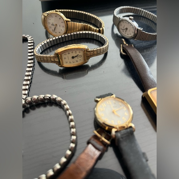 17 Vintage Woman’s Timex watches - Picture 4 of 5